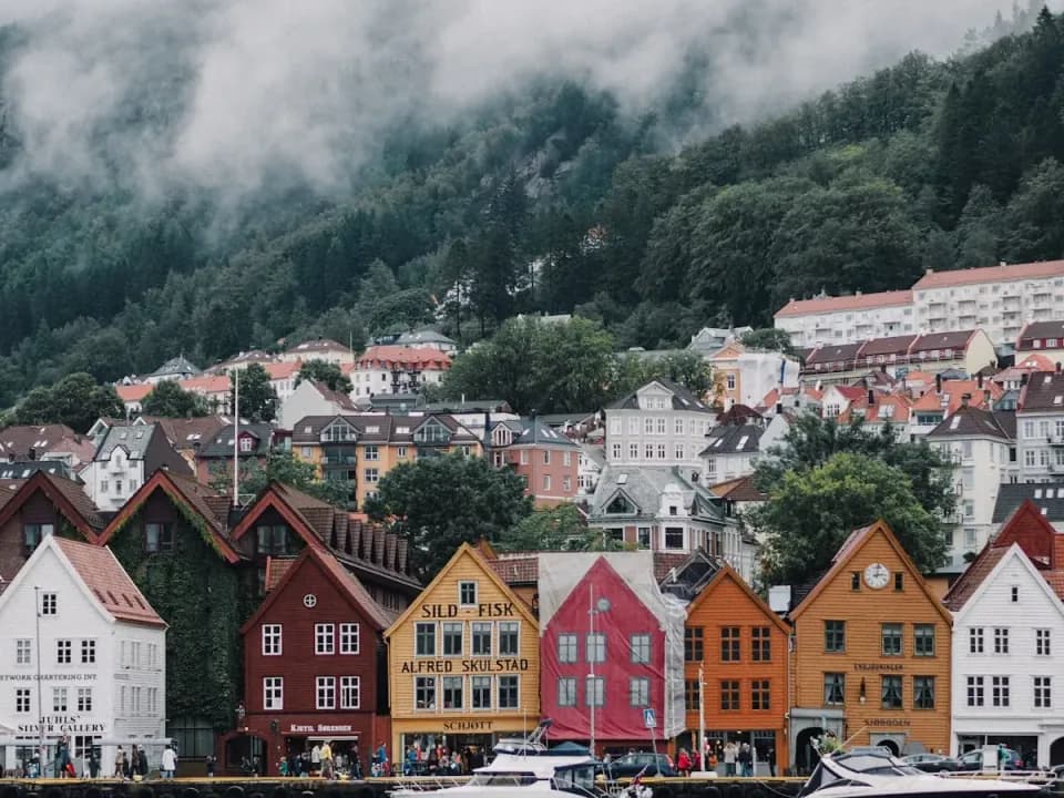 Bryggen i Bergen – fargerike trehus langs havnen med fjell i bakgrunnen