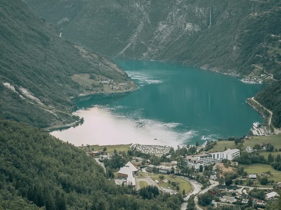 Geiranger – UNESCO-fjorden med grønne fjellsider