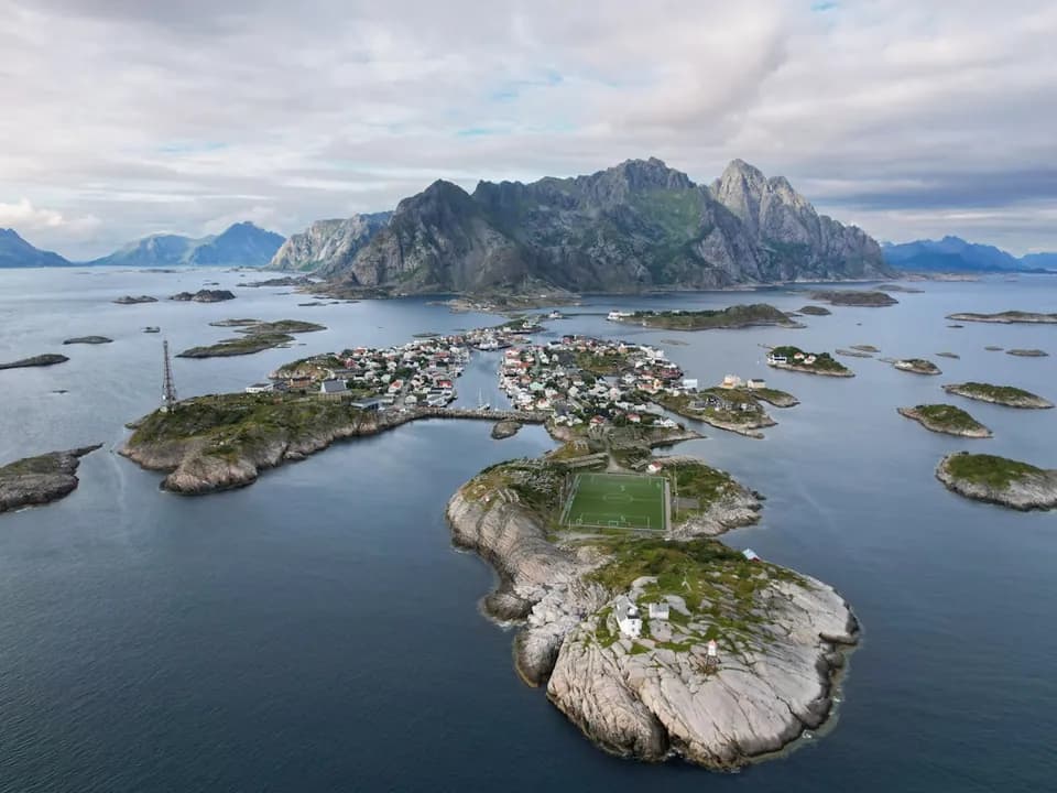 Henningsvær – fargerikt fiskevær i Lofoten