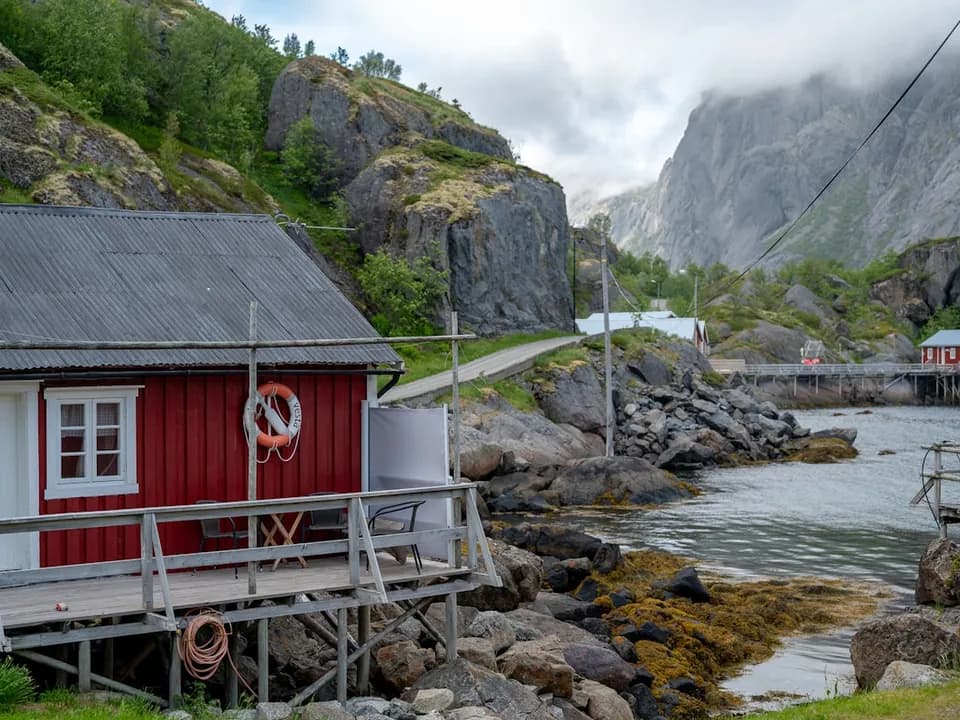Kabelvåg – raud rorbu ved sjøen i Lofoten