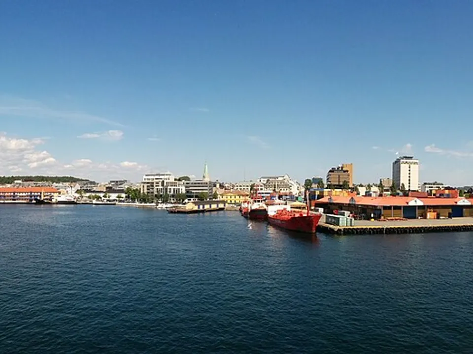 Kristiansand havn – bysilhuett sett fra sjøen en sommerdag