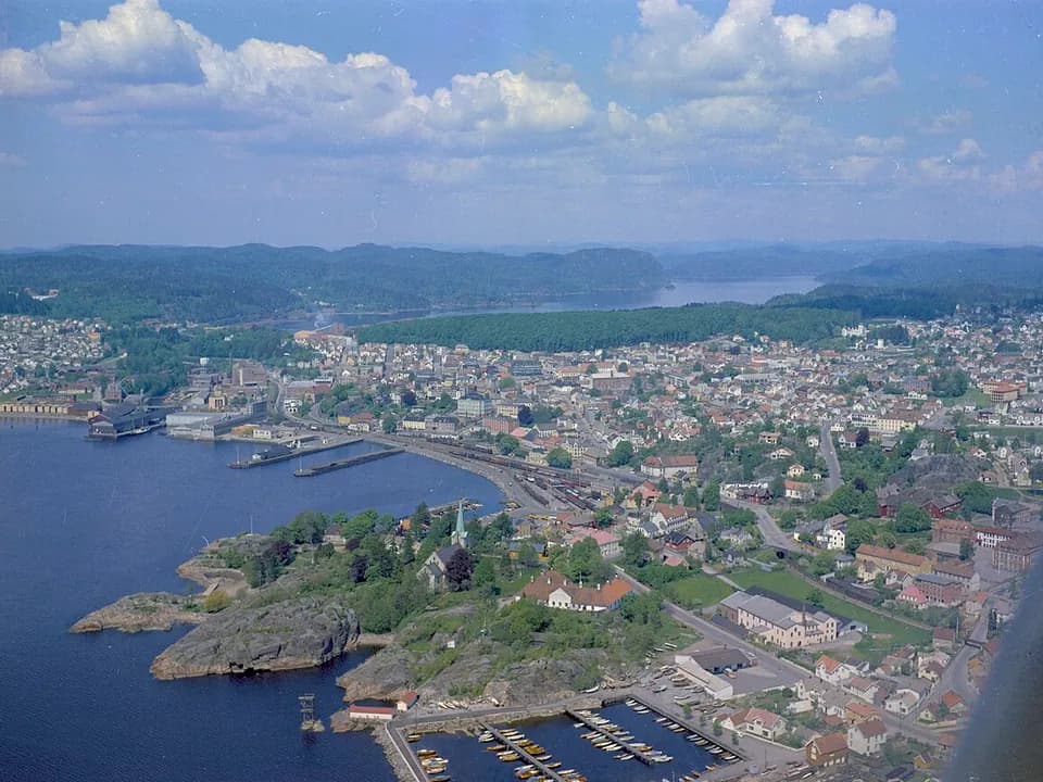 Larvik sett fra luften – byen, havnen og Larviksfjorden