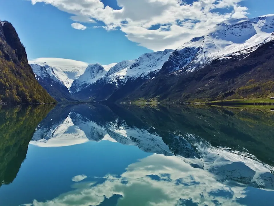 Oldedalen – grønn dal med bre og fjell i Nordfjord
