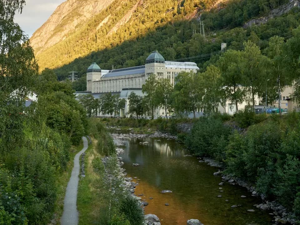 Rjukan – Såheim kraftstasjon med elv og fjell i Telemark