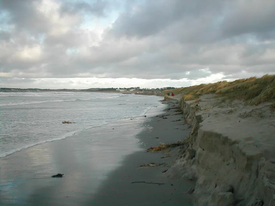 Solastranden – lang sandstrand med sanddyner og bølgjer