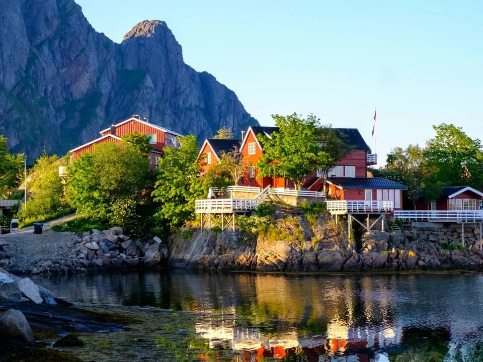 Svolvær i Lofoten – fiskeværet med fjell i bakgrunnen