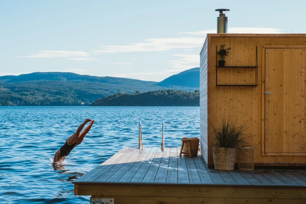 Stup fra Heit Telemark badstu Person stuper fra den flytende badstuen Heit Telemark i Norsjø, Akkerhaugen
