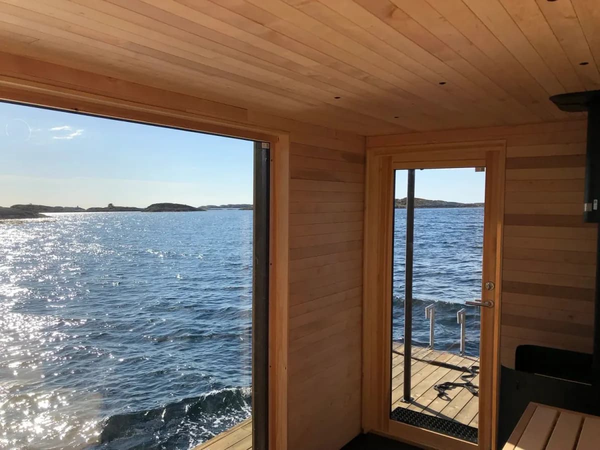 Interiør i Havglöd Badstu med panoramautsikt over havet ved Åkrehamn