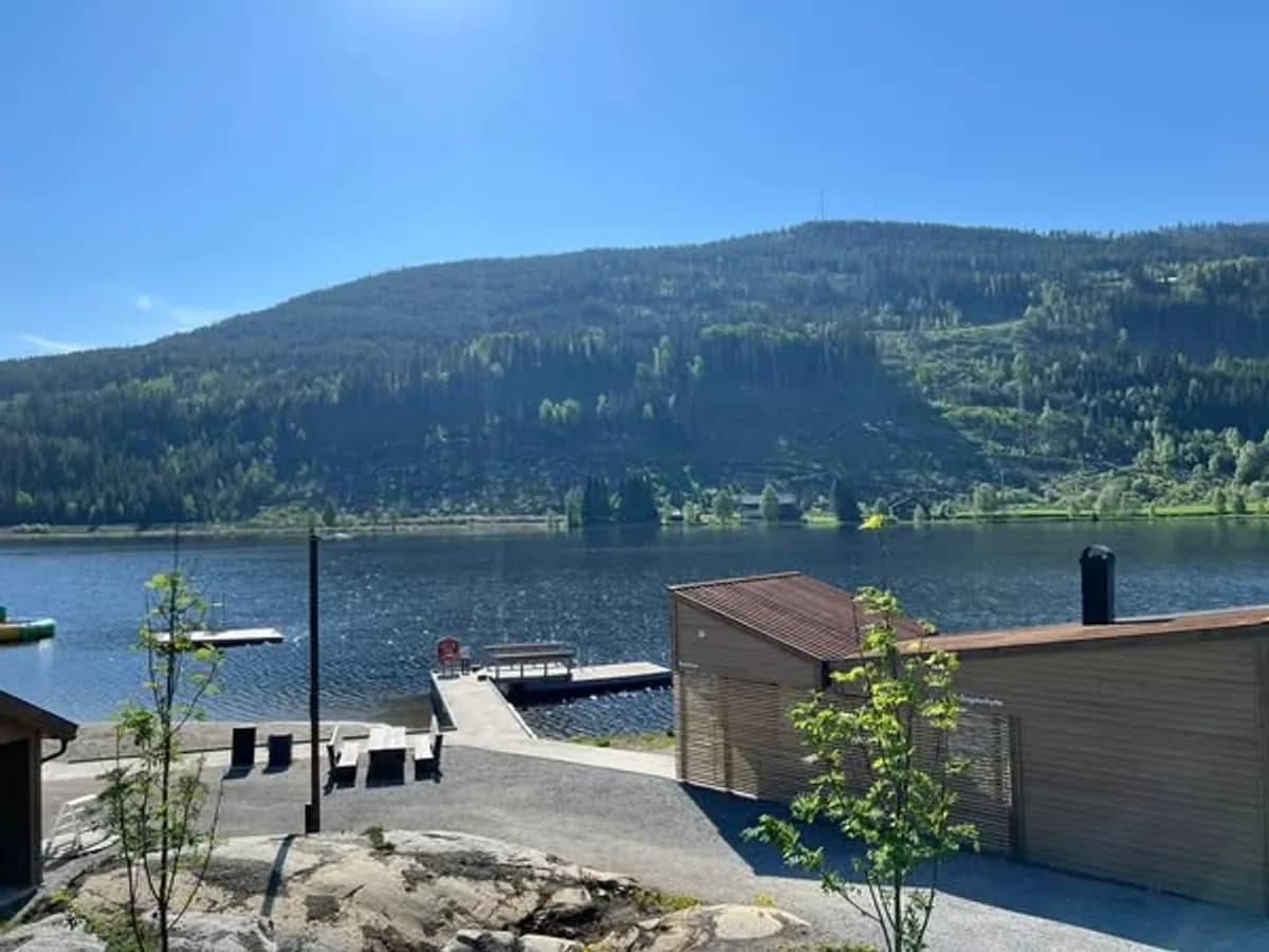 Badstove Oppsjø Vasspark i Ål med utsikt over sjøen og fjell i bakgrunnen