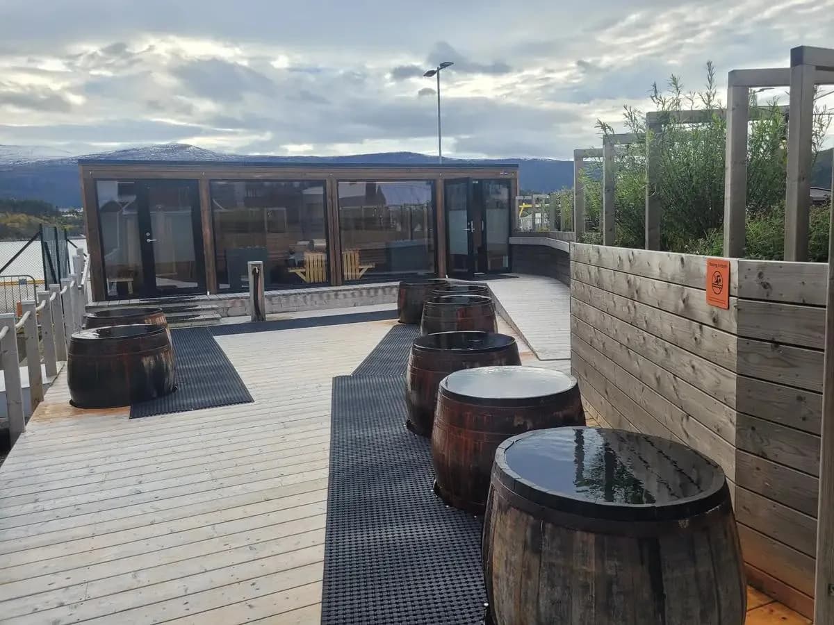 Svai Sauna Arré ved Kulturhavna i Ålesund med akevittønner og fjordutsikt