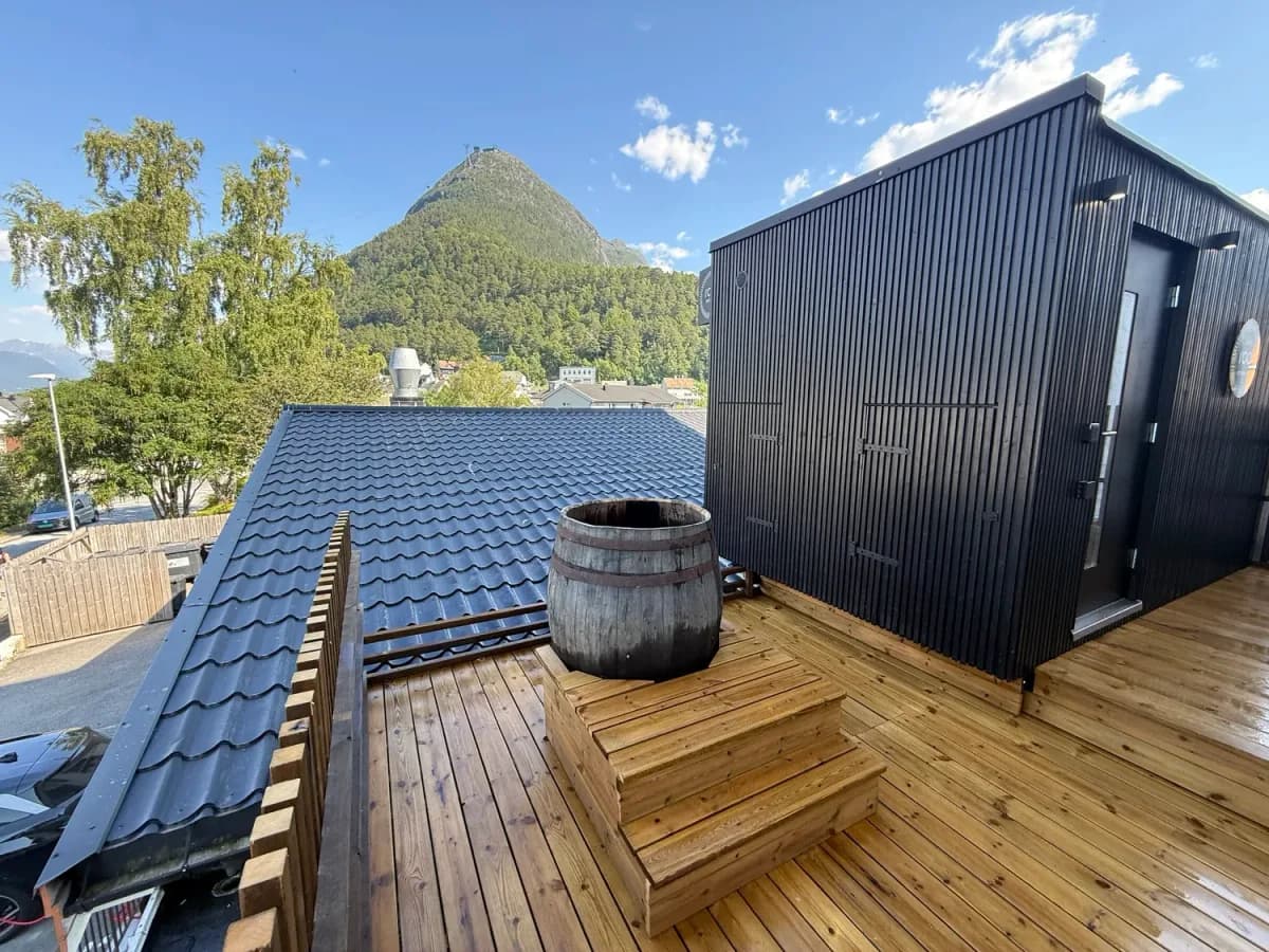 ROA Badstue på taket av Grand Hotel i Åndalsnes med fjell i bakgrunnen