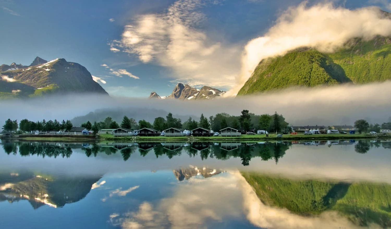Sus Sauna flytende badstu ved Åndalsnes Camping med Romsdalsfjorden i bakgrunnen