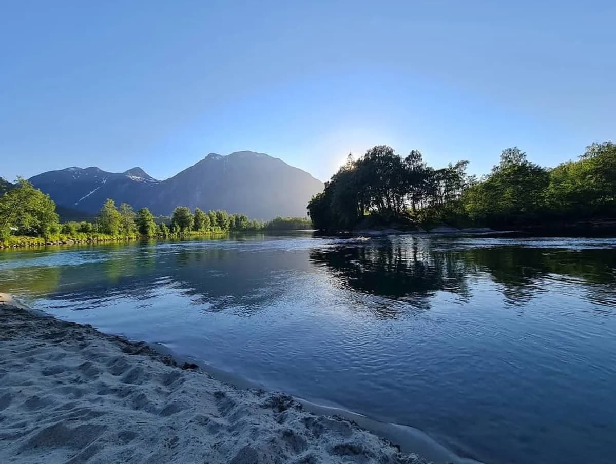 Utsikt over Raumaelva og fjell ved Sus Sauna Soggebru i Åndalsnes