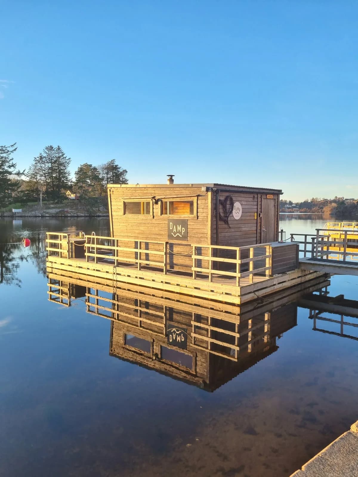 Flytende badstue Damp Kata på stille vann ved Nidelv Camping i Arendal