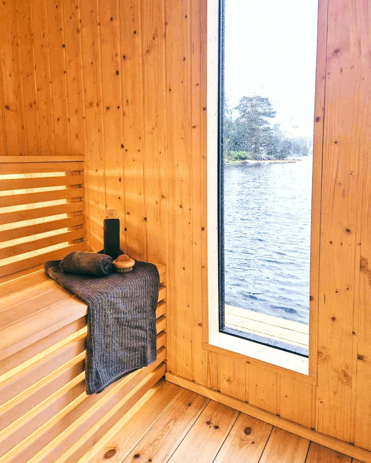 Interiør i Væmt badstue i Arendal med trebenker og utsikt over fjorden
