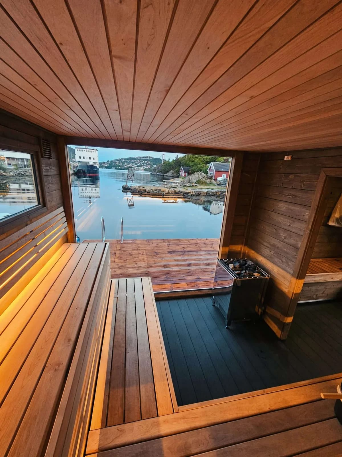 Interiør i flytende badstue hos Fryd Askøy Kleppestø med havutsikt