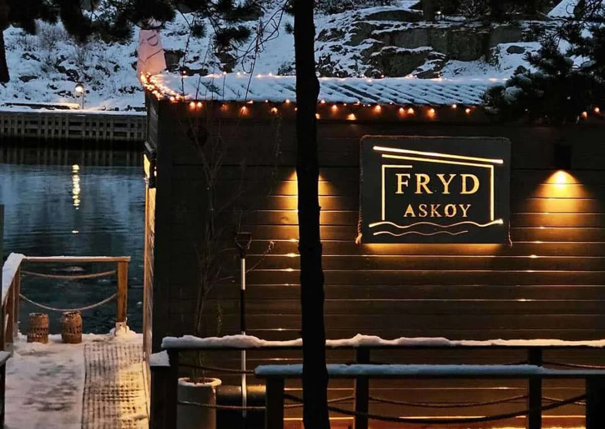 Fryd Askøy flytende badstue i Strusshamn gjestehavn om vinteren med snø og lys