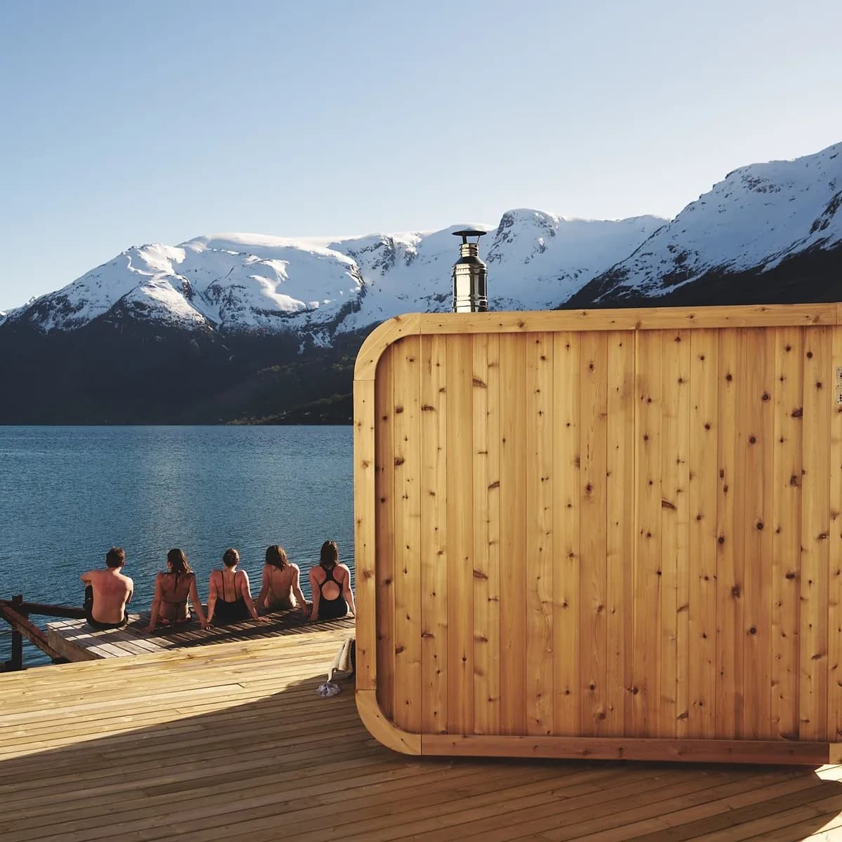 Heit Balestrand badstue med treplatting ved Sognefjorden og snødekte fjell