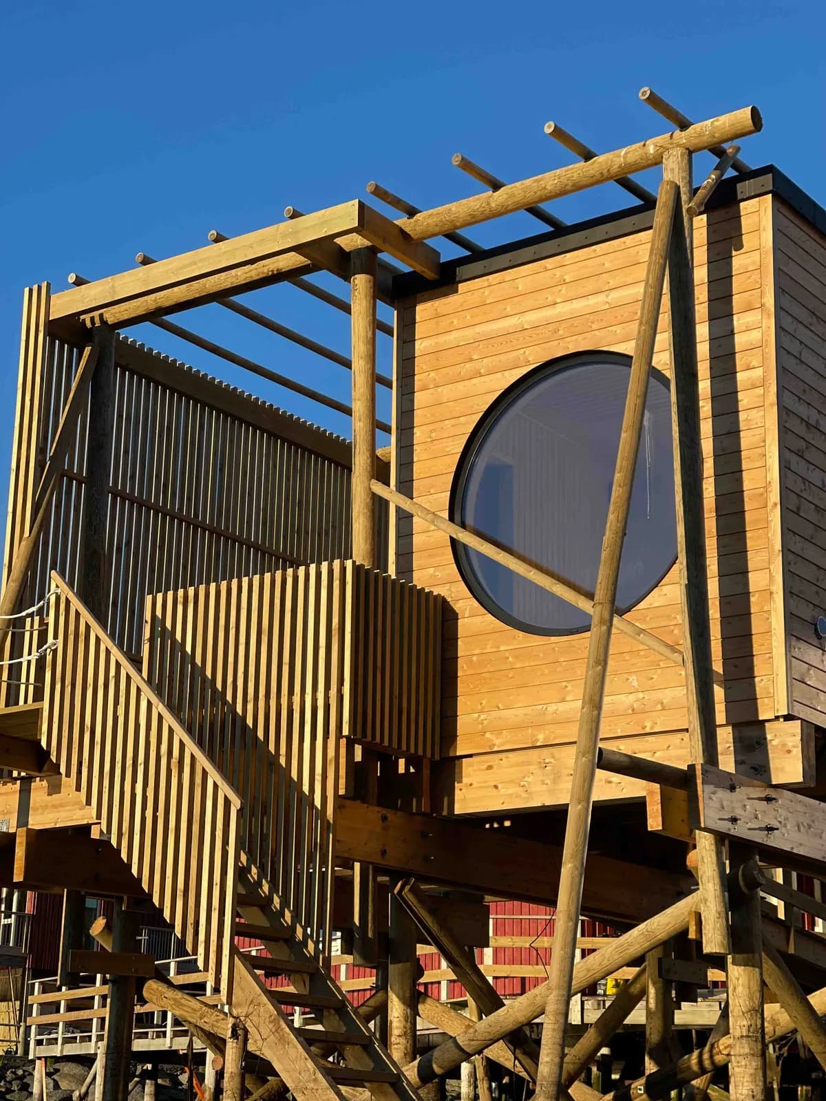 Hemmingodden Sauna i Ballstad, trebygning på påler med stort rundt vindu