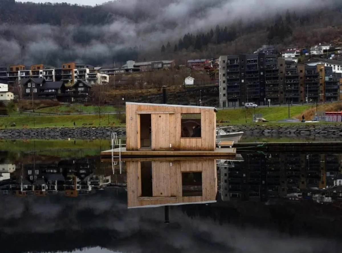 Arna Sauna ved sjøen i Arna, Bergen – vedfyrt badstue med speilbilde i vannet