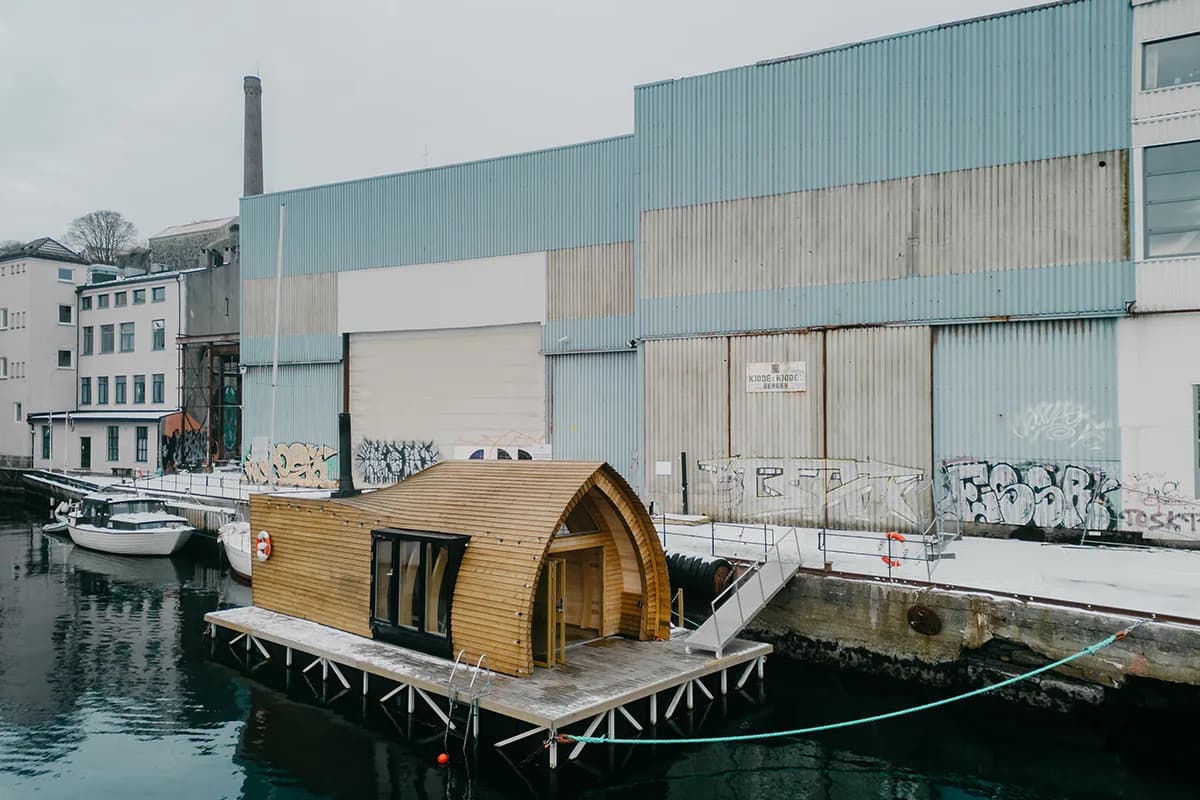 Laugaren flytende badstue sett fra kaien ved Georgernes Verft i Bergen, med karakteristisk buet trearkitektur