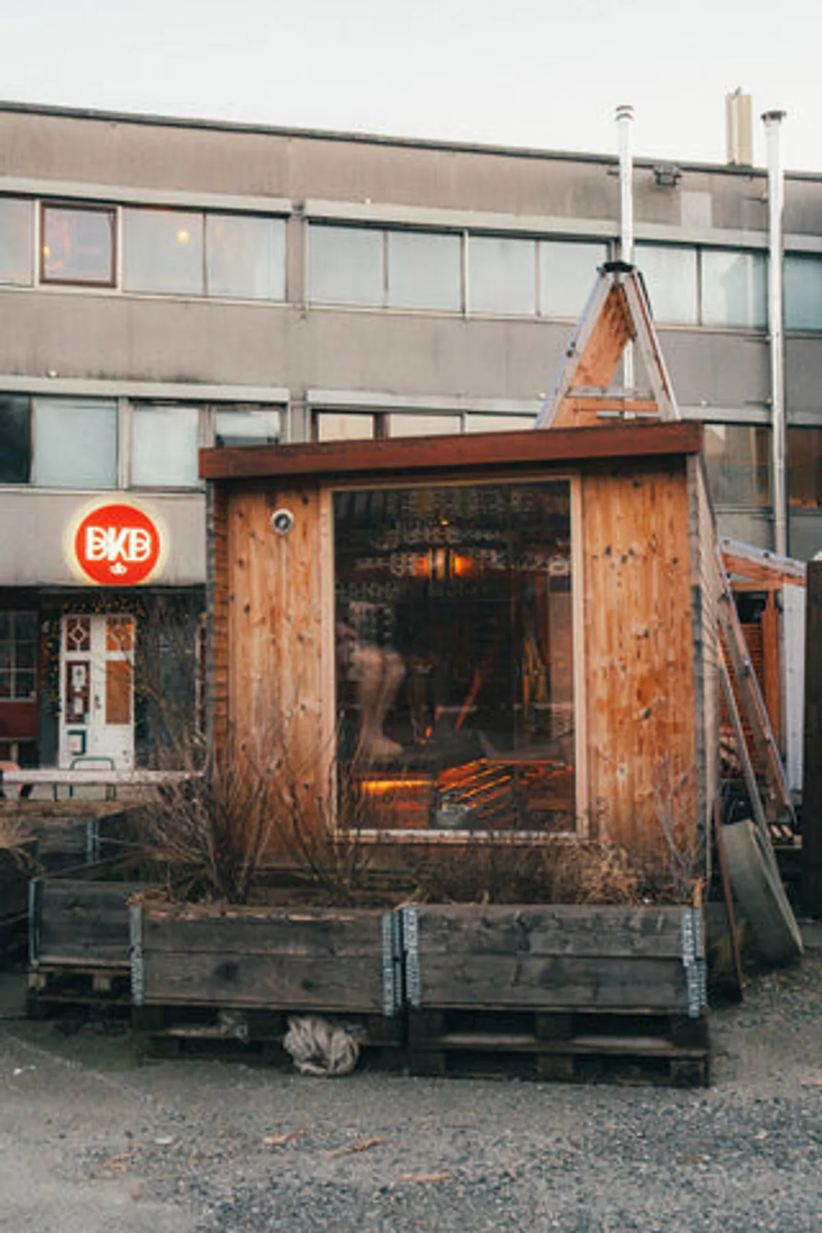BKB Sauna i Bergen sett utenfra, trebygg med A-form og neonskilt