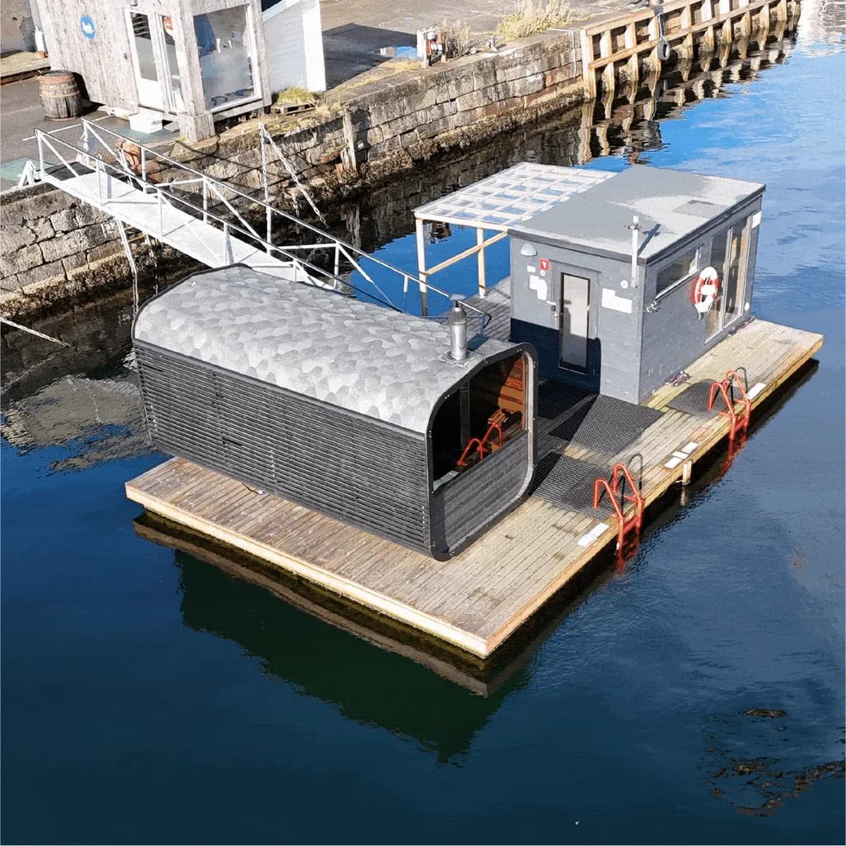 Flytende badstue Heit Bergen Laksevåg sett ovenfra ved kaien i Bergen