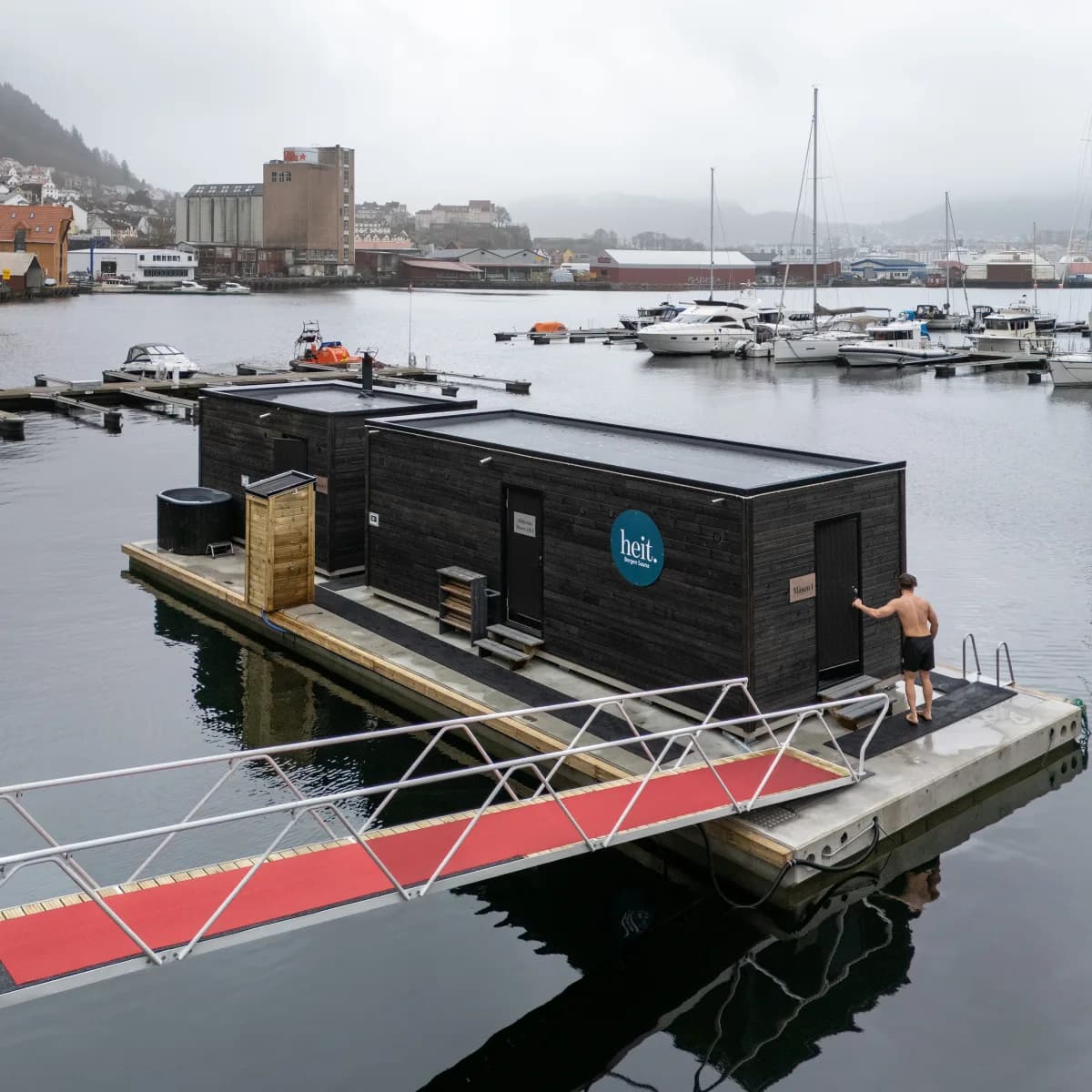 Flytende badstue fra Heit Bergen ved Måseskjæret i Sandviken med havneutsikt