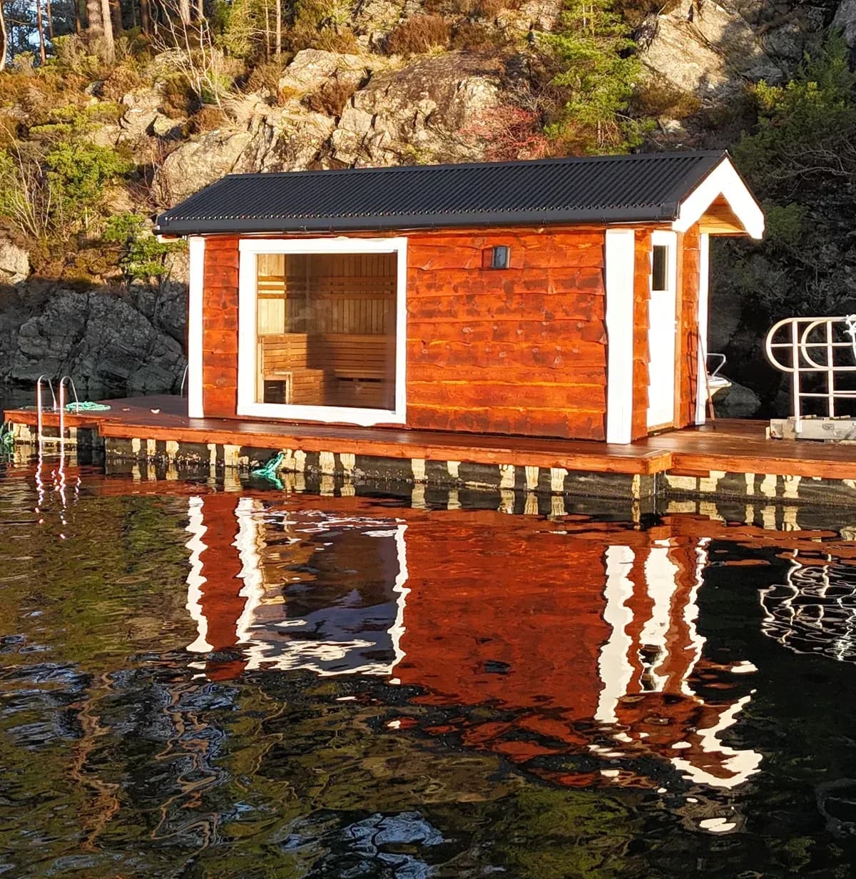 Olsnes Badstu, raud flytande badstu på brygge ved sjøen på Askøy nær Bergen