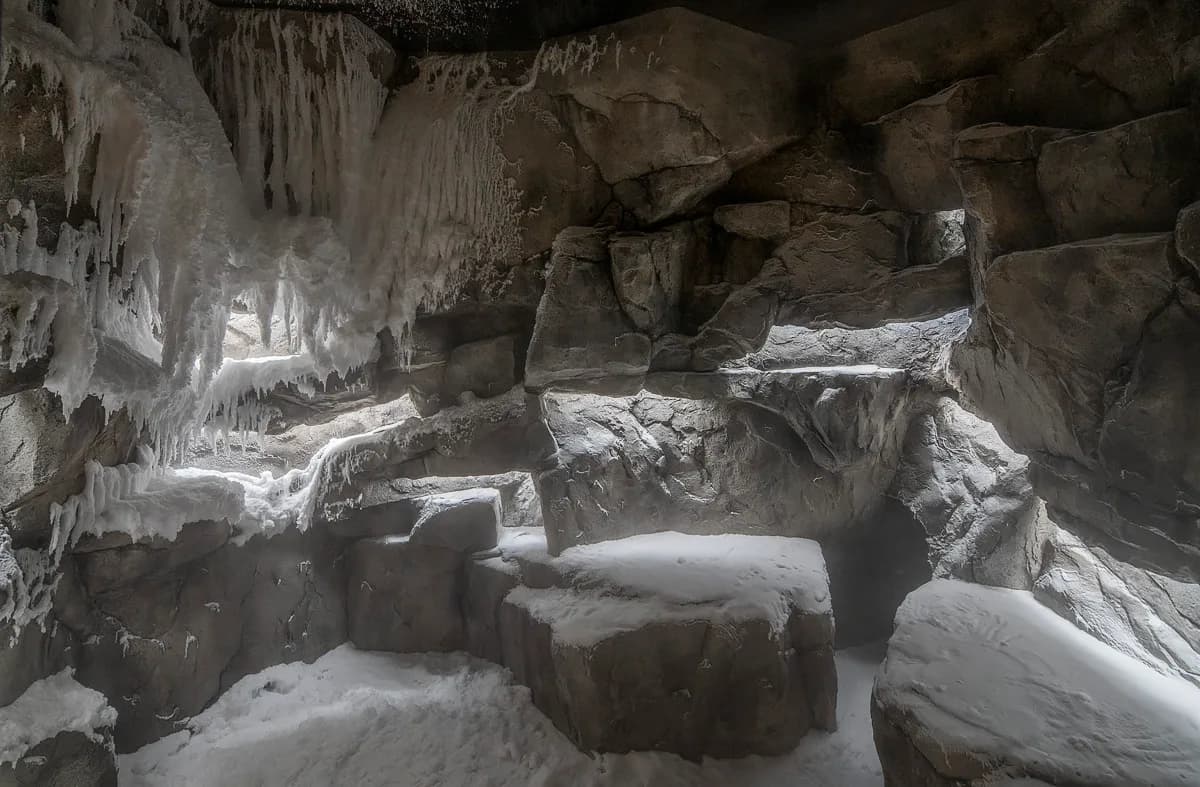 Snørommet på Skostredet Spa i Bergen med iskrystaller på steinvegger og tak