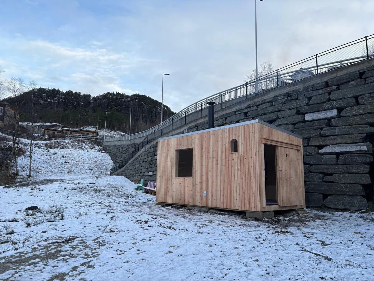 Stanghelle Sauna, ein vedfyrt badstue i tre ved Agnavika i Stanghelle, vinterlandskap