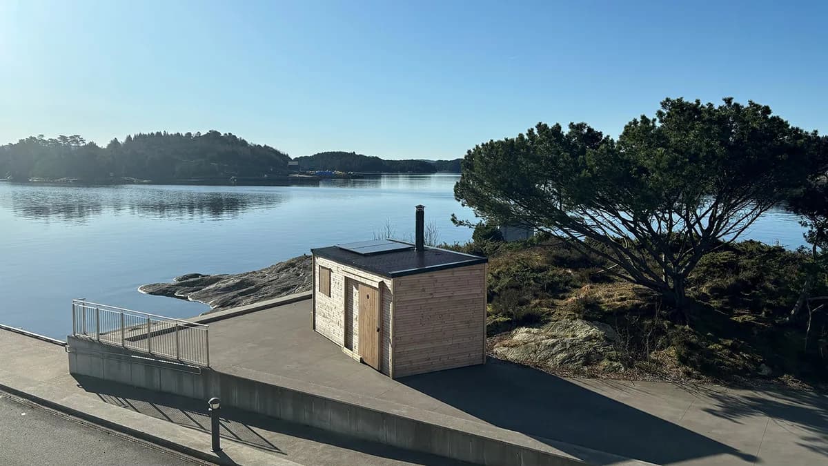 Storebø Sauna – eksteriør ved sjøen Storebø Sauna ved sjøkanten på Storebø Brygge i Austevoll, arkitekttegnet badstue med sjøutsikt