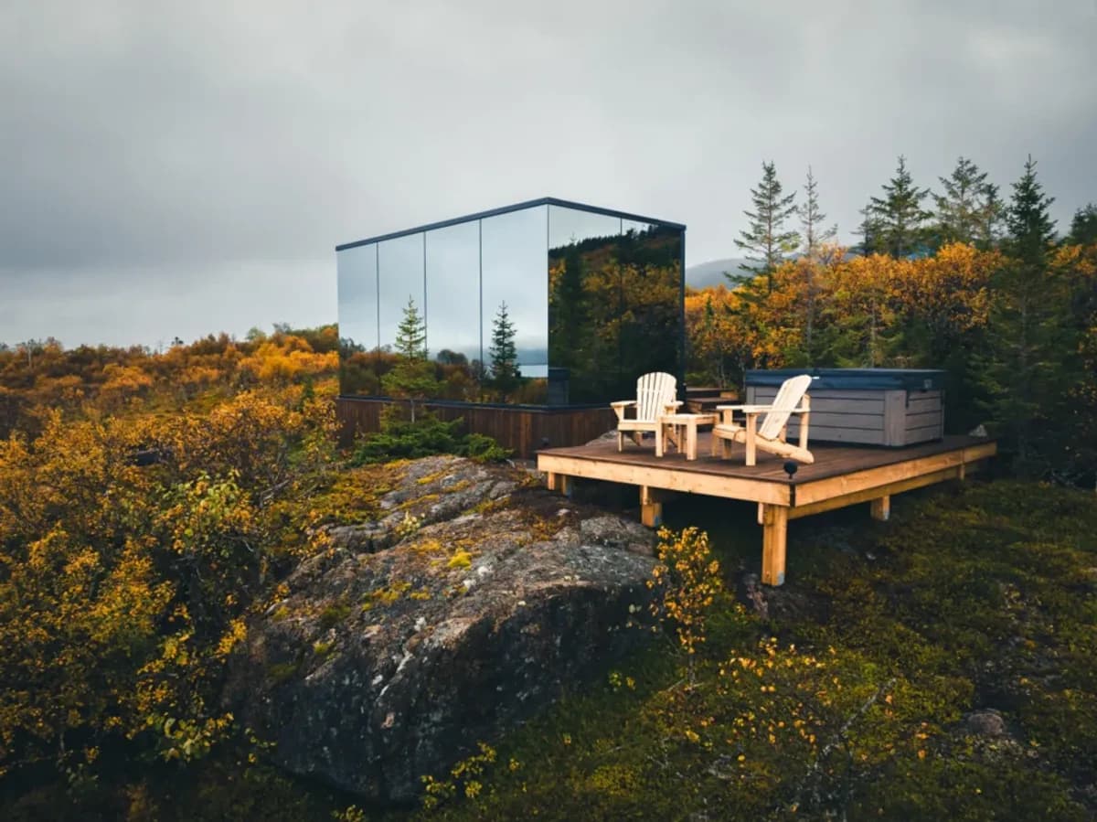 Speilglasshytte med terrasse og jacuzzi ved WonderInn Arctic i Borkenes