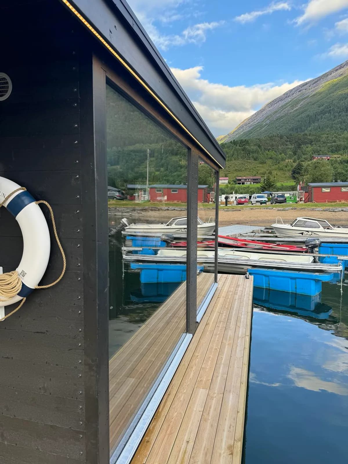 Reed Sauna flytande badstue ved Breimsvatnet i Breim med fjell i bakgrunnen