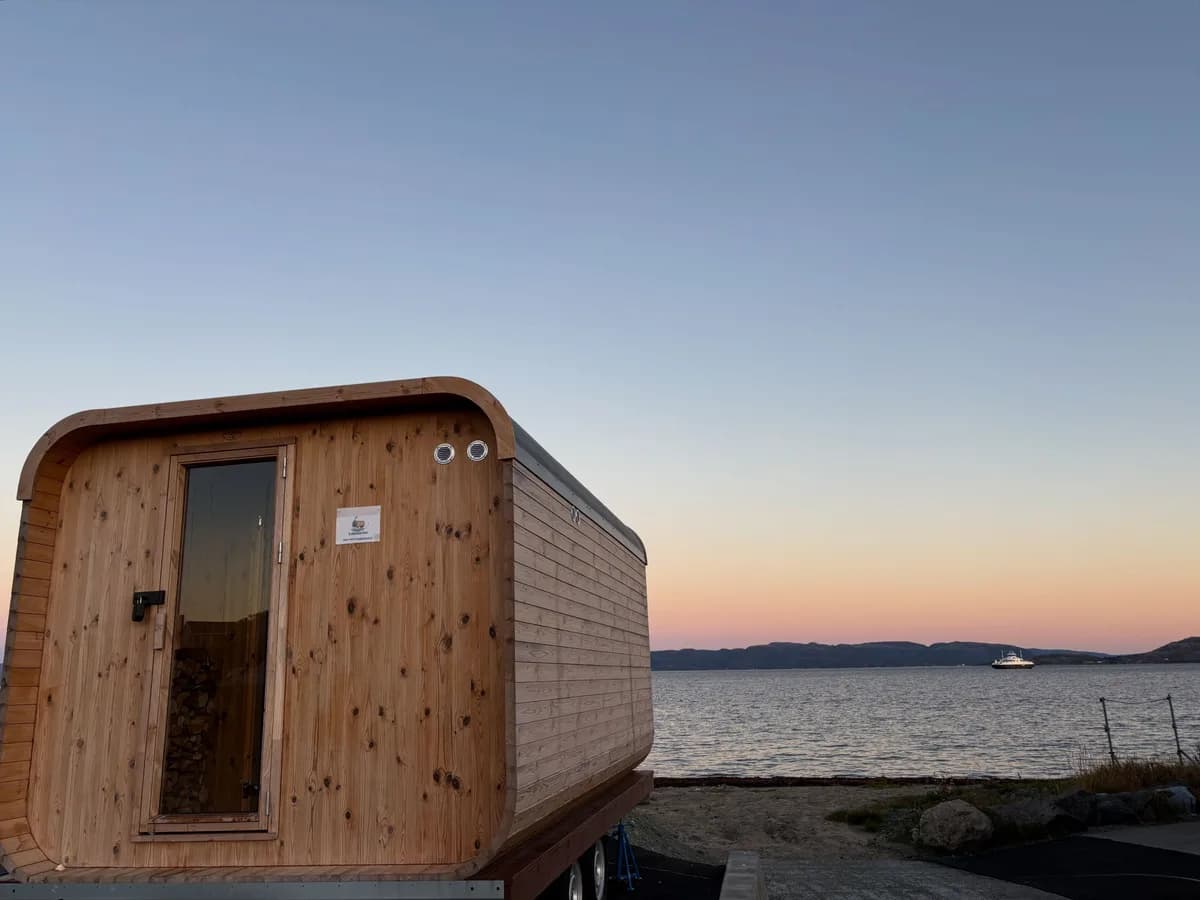 Sjøbadstua på Brekstad i solnedgang med utsikt over sjøen