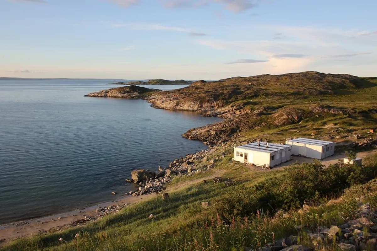 Barents Sauna Camp ved Varangerfjorden i Bugøynes, sett fra åsen om sommeren