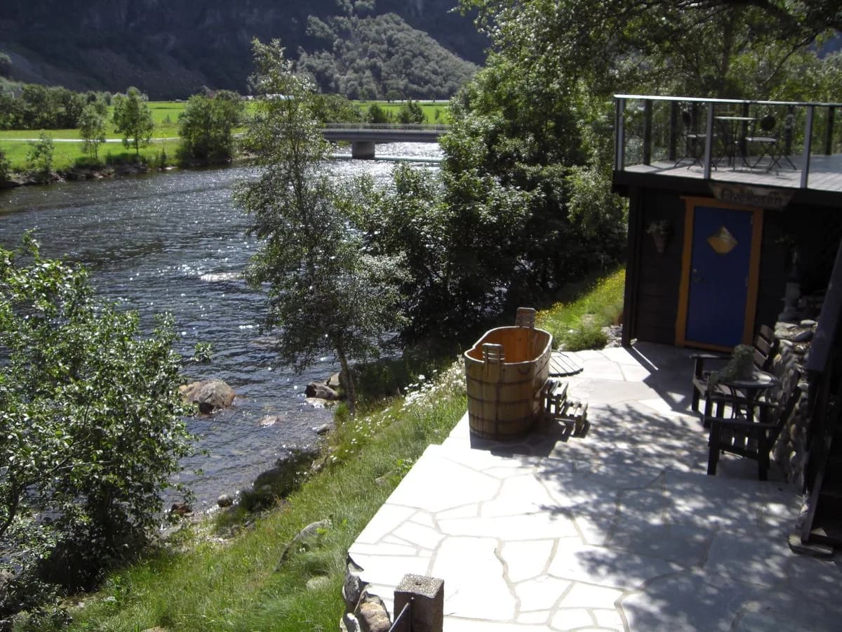 Badestamp og badstue ved elven hos Frafjord Spa i Dirdal