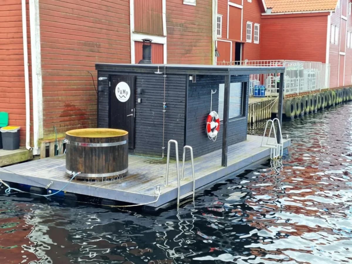 Flytende badstue Lohui med stamp på dekk i Egersund havn