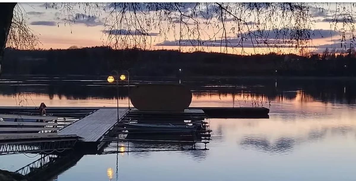 Skjørshammer brygge ved solnedgang, Nedre Eidsberg Badstue i Eidsberg