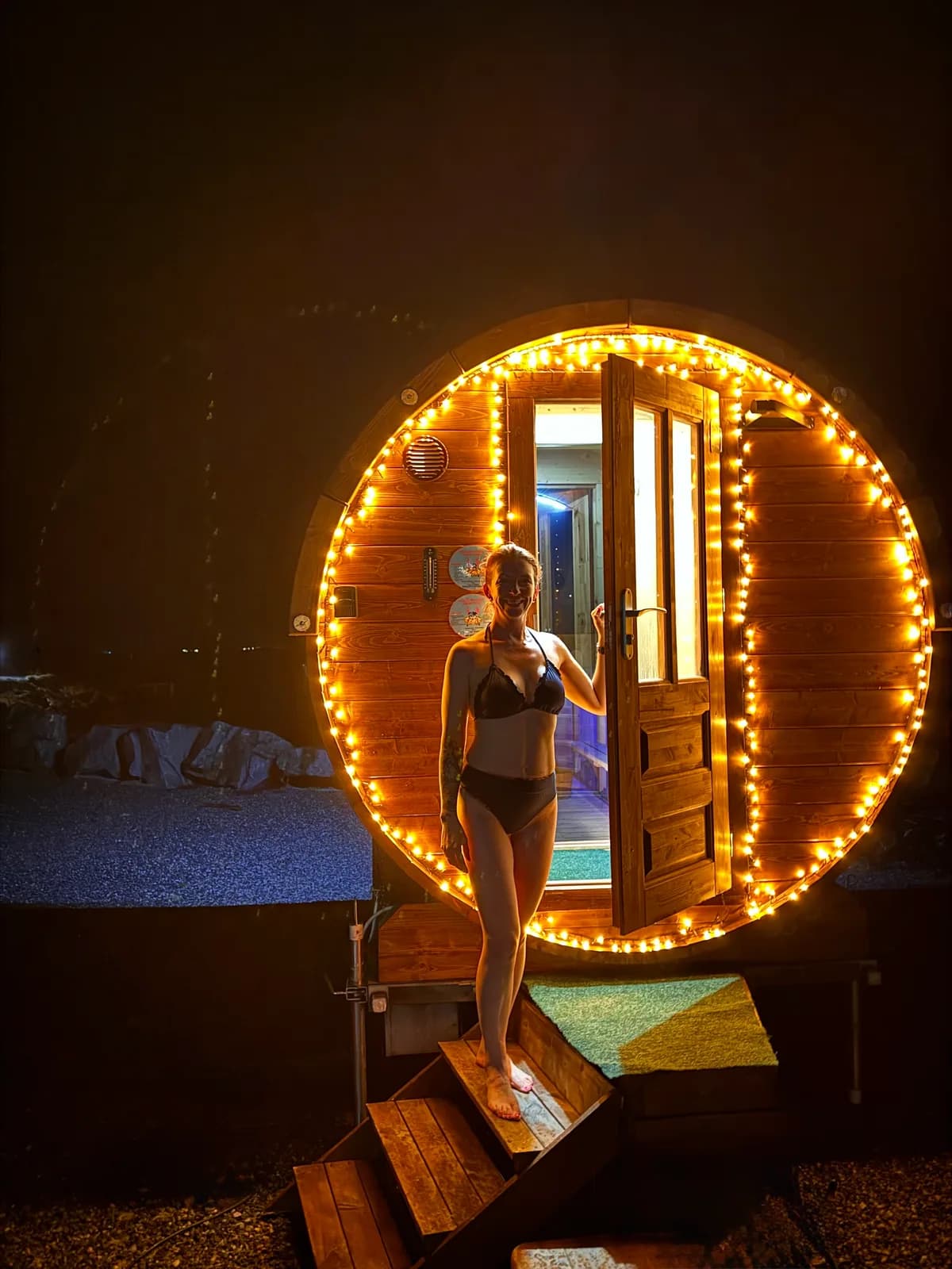 Mobil tønnebadstue fra Sauna & Velvære VikingTeam opplyst med lyslenke om kvelden i Elnesvågen