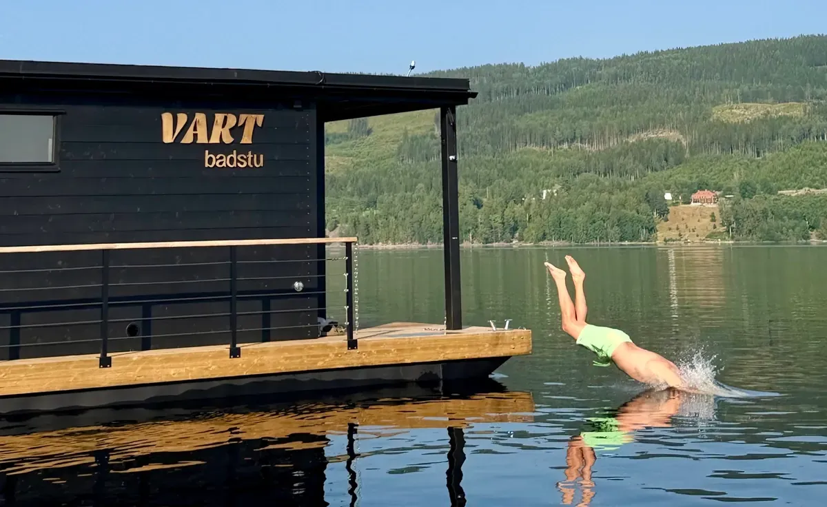 Badegjest stuper i Randsfjorden fra dekket på den flytende badstua VART badstu