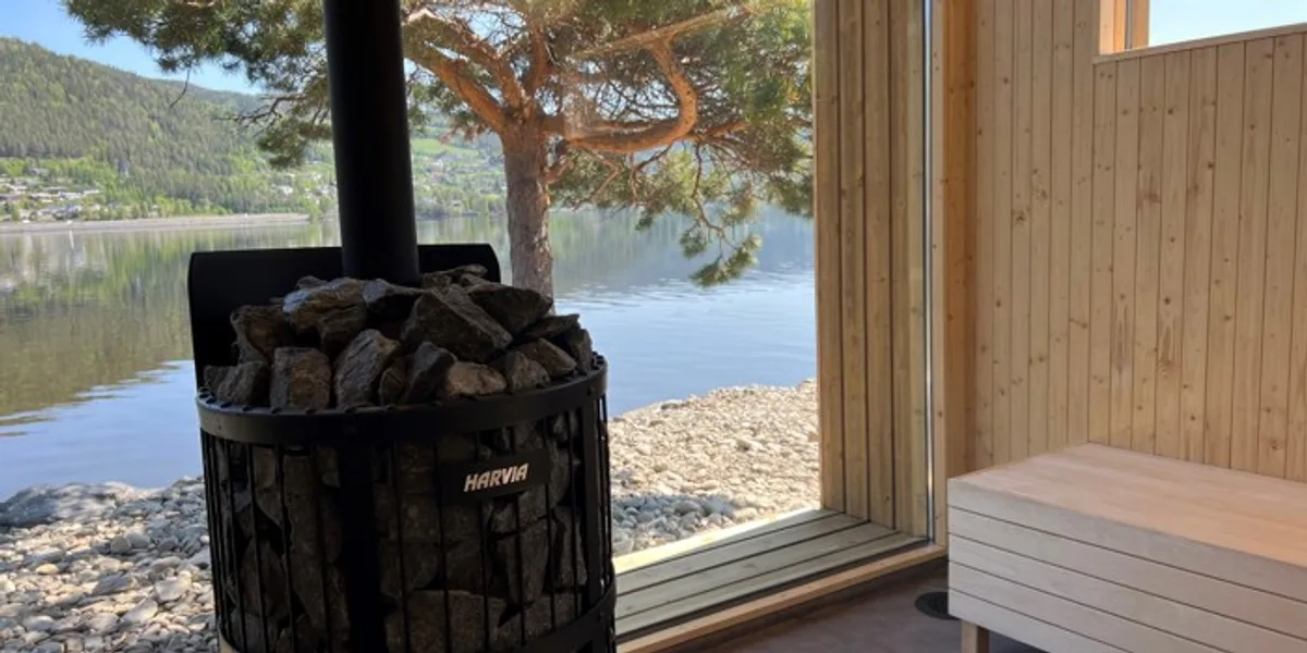 Harvia vedfyrt ovn med utsikt over innsjø fra Fagernes Bybadstue