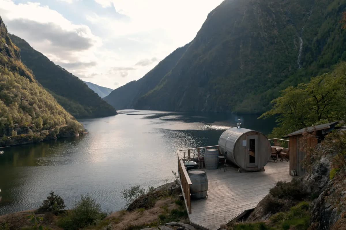Heit Åkrafjorden tønnebastu på terrasse med utsikt over Åkrafjorden og bratte fjell i Fjæra