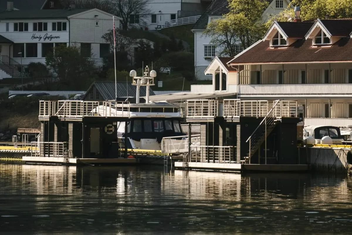 FjordSauna Flåm sett frå sjøen, flytande badstue ved kai i Flåm hamn