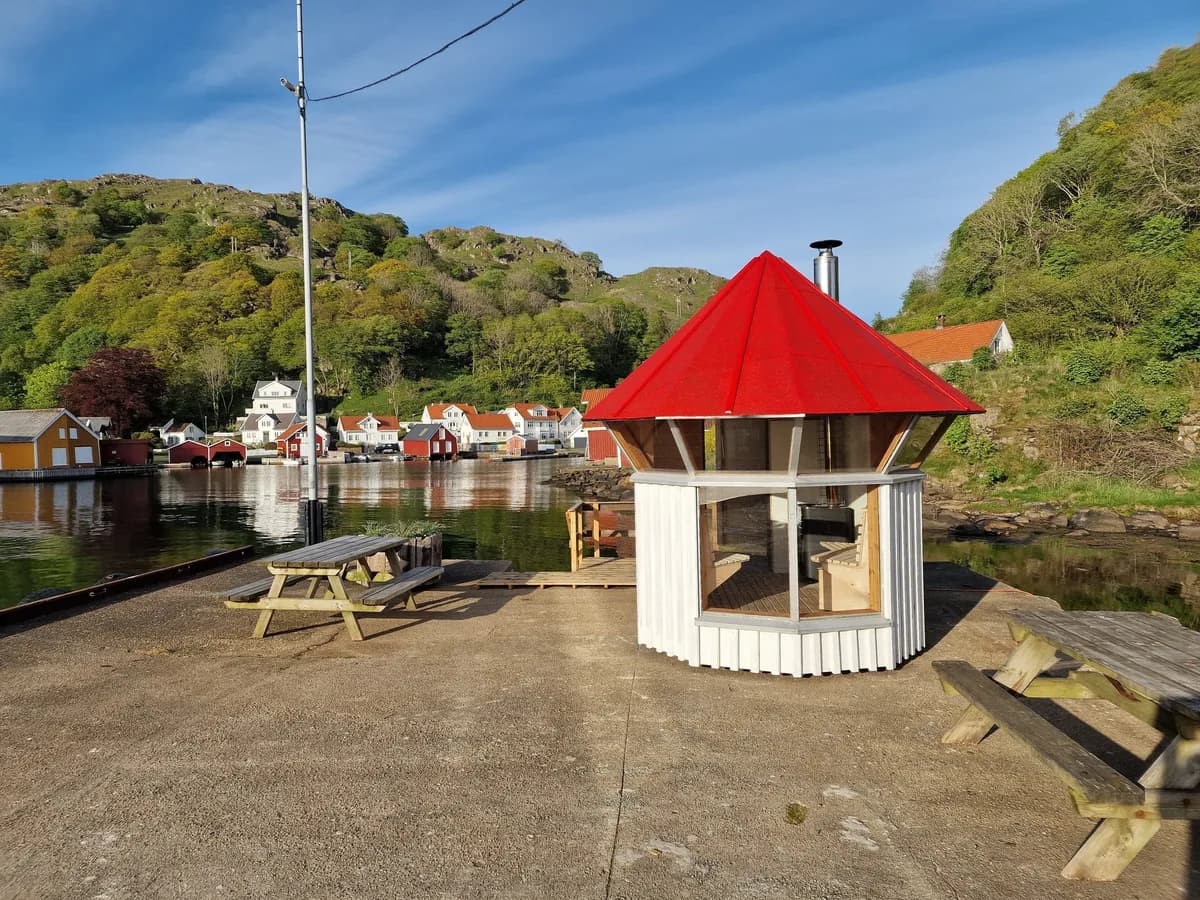 Napp badstue i Flekkefjord Napp badstue på kaia ved Hidrasundet i Flekkefjord med rødt tak og kystlandskap