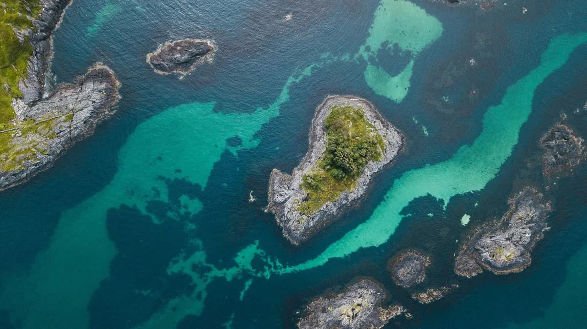 Askrova Sauna – øya Askrova ved Florø Dronefoto av øya Askrova med krystallklart turkis hav, nær Florø