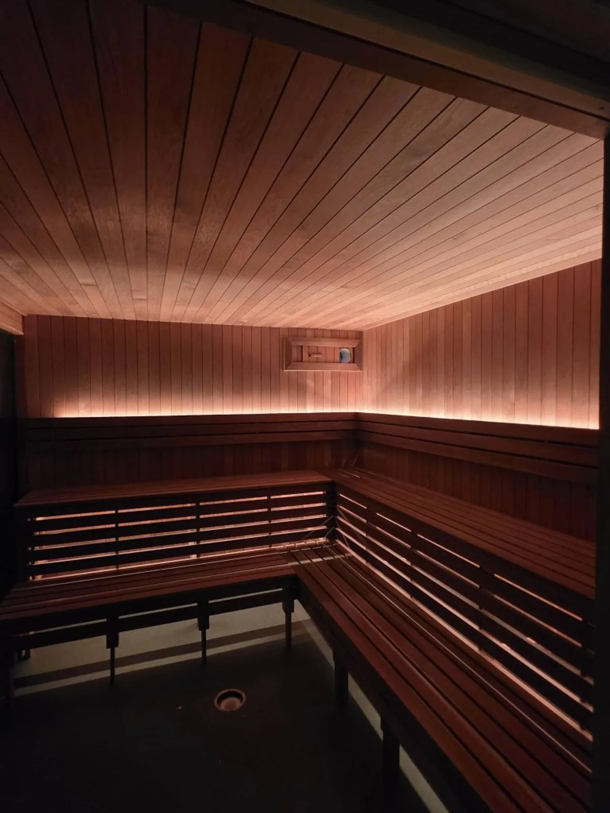 Interiør i Vest Sauna i Førde med varmebehandla trebenkar og stemningsfull belysning
