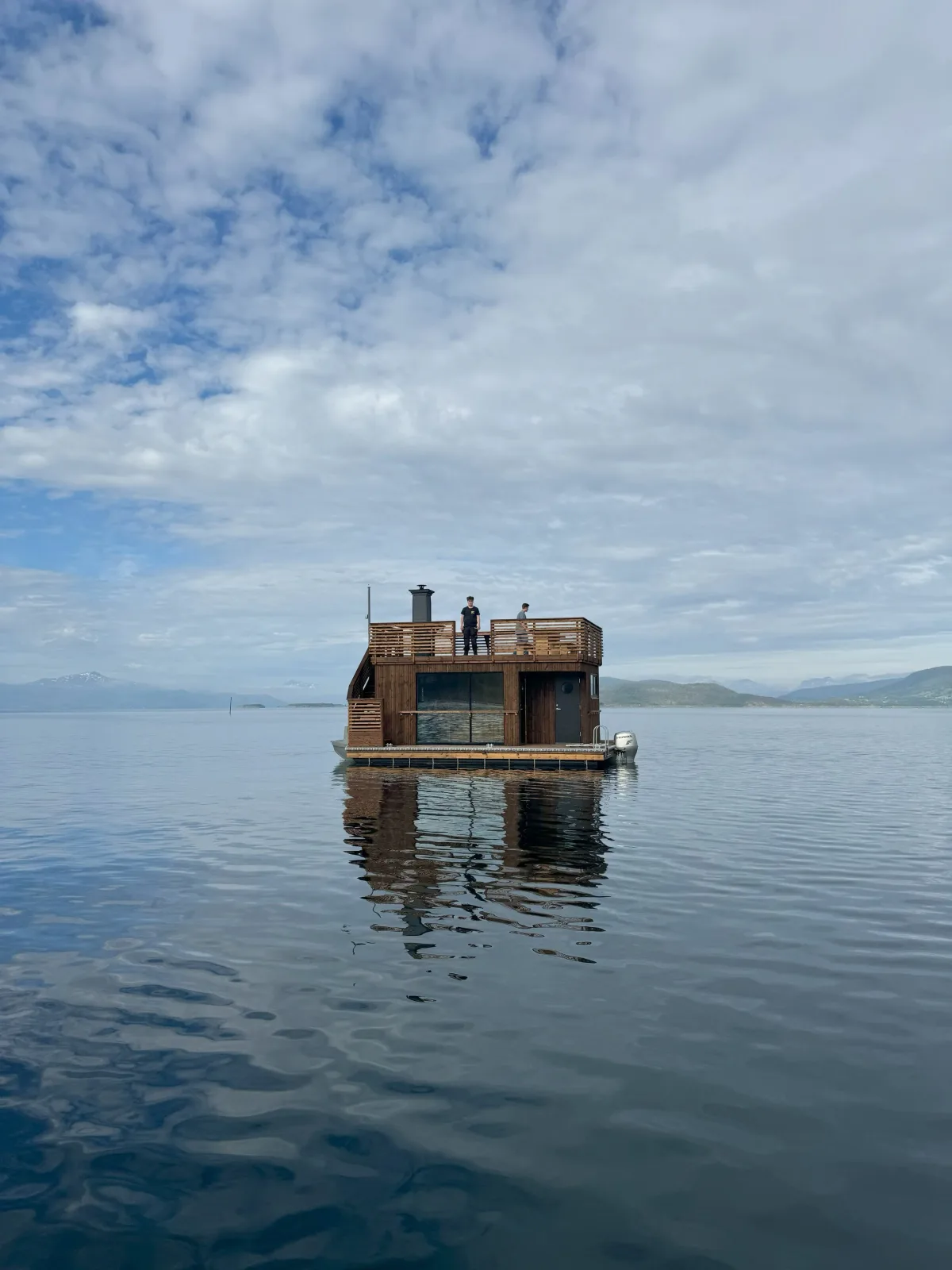 Kleksen Saunaboat flytende badstubåt på stille Ofotfjorden ved Forra