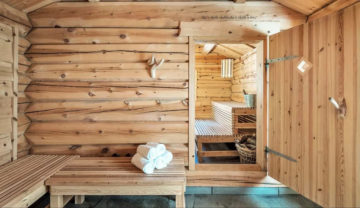 Vedfyrt badstu med treinnredning og garderobe på Vikaneset Havhotell i Frei