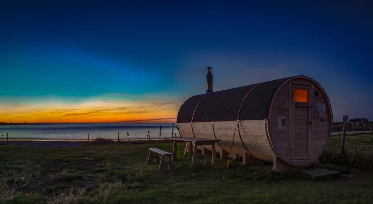 Hov Sauna tønnebastu ved solnedgang med utsikt over havet i Gimsøysand, Lofoten